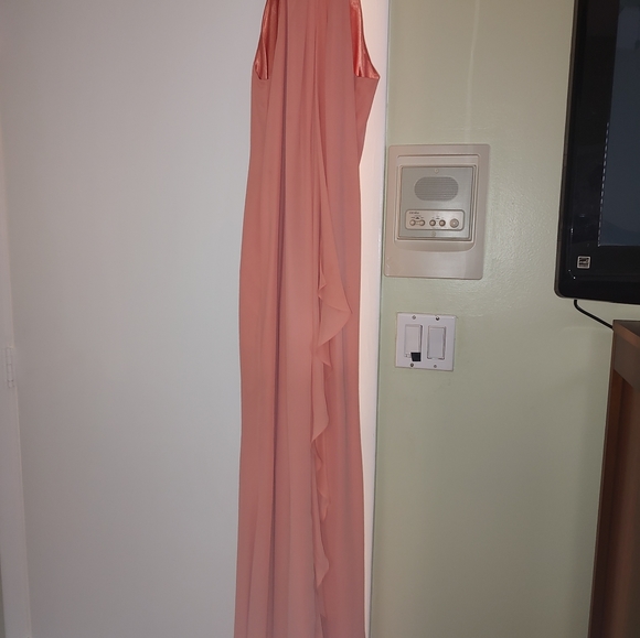 Beautiful peach gown - Picture 4 of 4